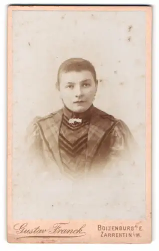 Fotografie Gustav Franck, Boizenburg a. E., Sophie Nöpfner in kariertem Kleid