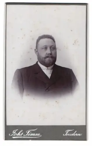 Fotografie Johs. Timm, Tondern, Herr Martens in Anzug und Krawatte
