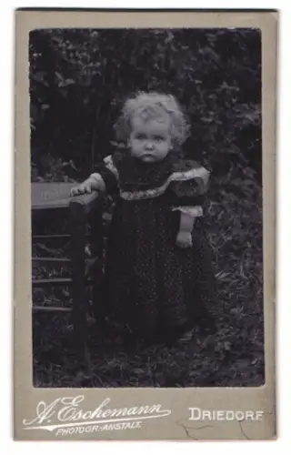 Fotografie A. Eschemann, Driedorf, Minna Hahn als kleines Kind im Garten