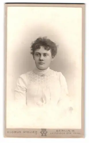 Fotografie Globus Atelier, Berlin, Leipziger Str. 132/135, Else Schmidt in weissem Kleid