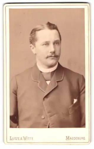 Fotografie Lutze & Witte, Magdeburg, Breite Weg, Porträt eines eleganten Herrn