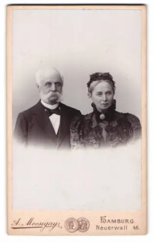 Fotografie A. Mocsigay, Hamburg, Portrait Hermann Poelchau, Hamburger Richter und Oberlandgerichtsrat nebst Frau
