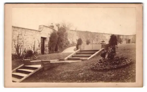 Fotografie James Jones, Somerton, Ansicht Somerton, Parkanlage mit Mauer