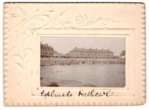 Fotografie unbekannter Fotograf, Ansicht Porthcawl, Waliser Strandpanorama mit Wohnhäusern