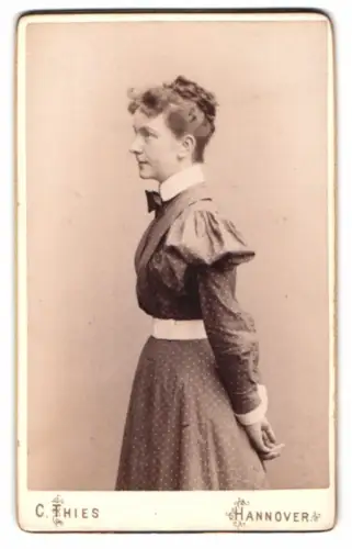 Fotografie C. Thies, Hannover, Höltystrasse 13, Seitenprofil einer Dame im Pünktchenkleid