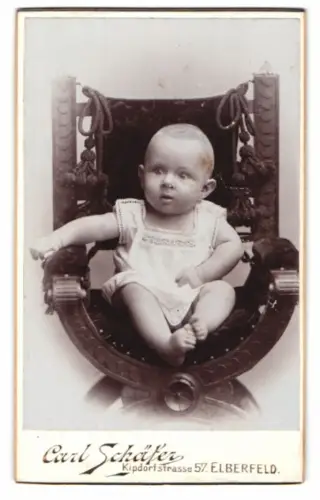 Fotografie Carl Schäfer, Elberfeld, Kipdorfstrasse 57, Porträt eines Kleinkindes auf einem Sessel