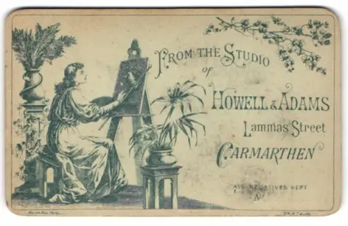 Fotografie Howell & Adams, Carmarthen, Lammas Street, Maler in langem Kleid an seiner Staffelei