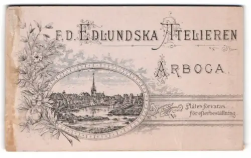 Fotografie F. D. Edlunds Atelier, Arboga, Blick nach dem Ort mit Kirche