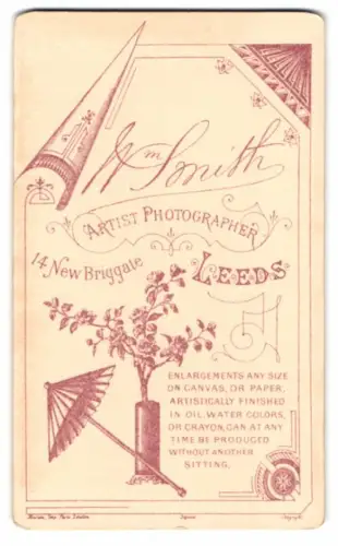 Fotografie Wm Smith, Leeds, 14 New Briggate, Bambusschirn nebst Vase samt Blume