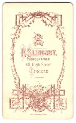 Fotografie R. Slingsby, Lincoln, High Street 168, Monogramm des Fotografen über Anschrift des Atelier im Passepartout