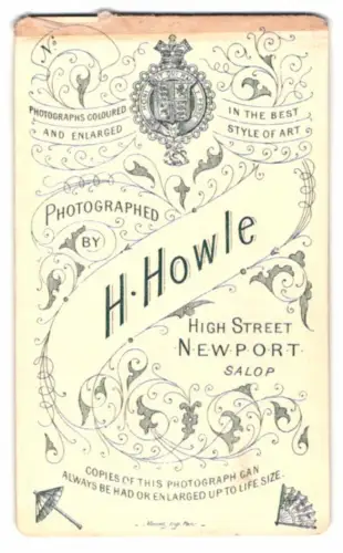 Fotografie H. Howle, Newport, High Street, kgl. Wappen mit floraler Verzierung