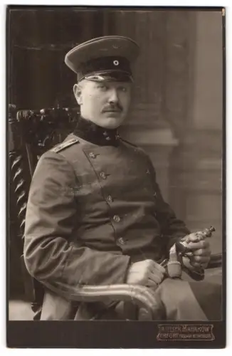 Fotografie Marakow, Erfurt, Portrait Eisenbahner in Uniform mit Degen und Schirmmütze