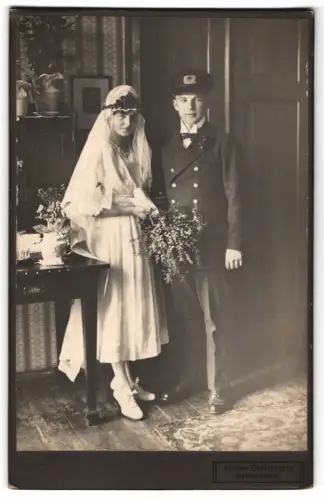 Fotografie Steinmann, Warnemünde, junger Marine Soldat in Uniform nebst seiner Braut, Kriegshochzeit
