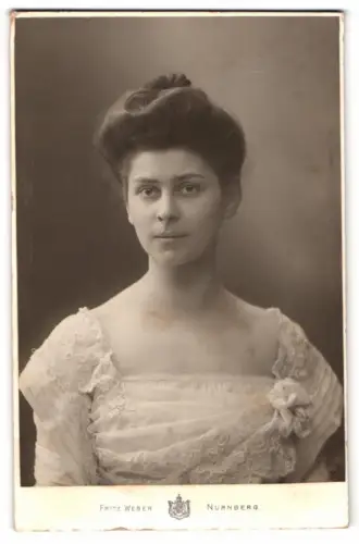 Fotografie Fritz Weber, Nürnberg, junge Frau im hellen Rüschenkleid mit toupierten Haaren
