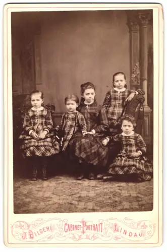 Fotografie J. Bilgeri, Lindau i. B., grosse Schwester mit ihren vier Geschwistern in karierten Kleidern