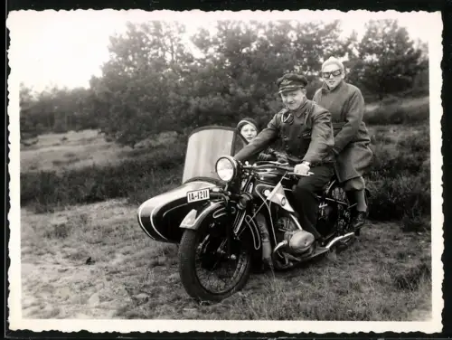 Fotografie Motorrad BMW R11 mit Seitenwagen, Kennzeichen Berlin IA-1211