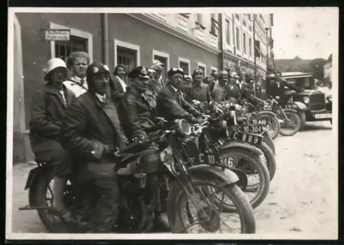 Fotografie Motorrad-Club Treffen, Kradfahrer mit Kennzeichen Österreich vor PKW mit Kennzeichen München