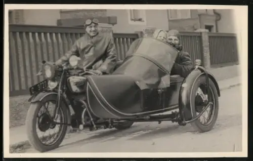 Fotografie Motorrad Puch, Krad mit Seitenwagen und Kennzeichen Österreich