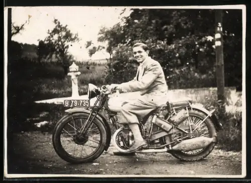 Fotografie Motorrad Puch, Bursche im Anzug auf Krad sitzend, Kennzeichen Österreich
