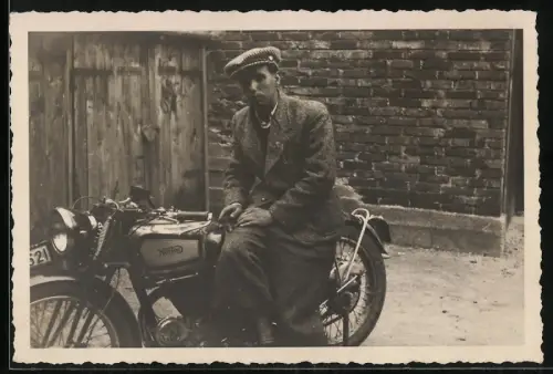 Fotografie Motorrad Norton, Bursche im Anzug auf Krad sitzend
