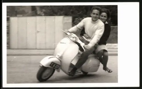 Fotografie Motorrad Piaggio Vespa, junges Paar auf Motorroller, Kennzeichen Österreich