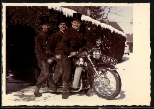 Fotografie A. Hirnschrodt, Ried i. L., Motorrad Puch, Schornsteinfeger auf Krad mit Kennzeichen Österreich