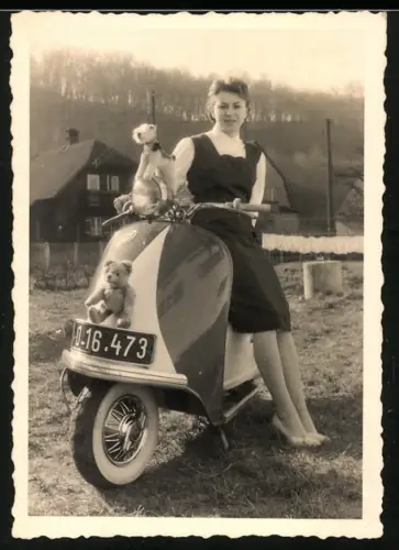Fotografie Motorrad Lohner, junge Frau mit Teddybär & Stoffhund nebst Motorroller, Kennzeichen Österreich