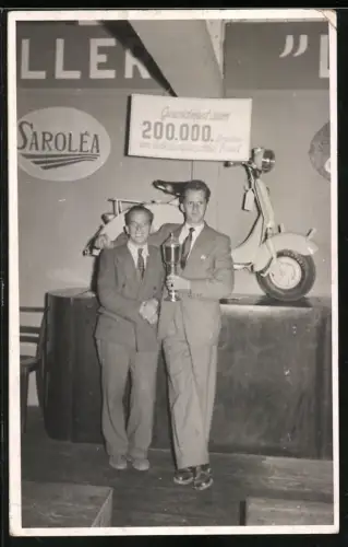 Fotografie K. Römer, Linz, Ansicht Ried, Motorrad Sarolea, Motorroller als Preis für den 200.000 Besucher beim Volksfest