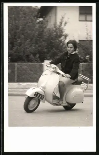 Fotografie Motorrad Piaggio Vespa, junge Frau fährt Motorroller mit Kennzeichen Österreich