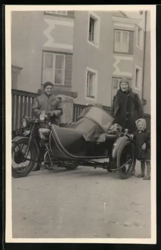 Fotografie Motorrad Puch mit Seitenwagen, Familie mit Krad Kennzeichen Österreich