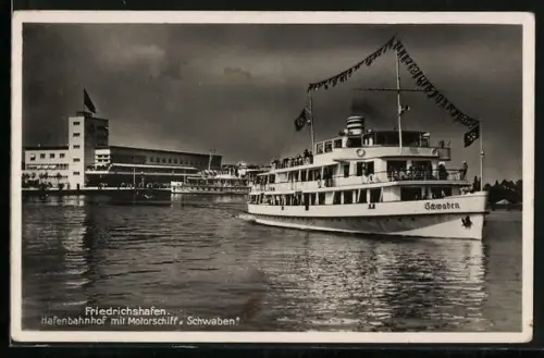 AK Friedrichshafen, Hafenbahnhof mit Motorschiff Schwaben in Flaggengala