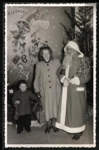 Foto-AK Mutter und Kind machen ein Foto mit dem Weihnachtsmann