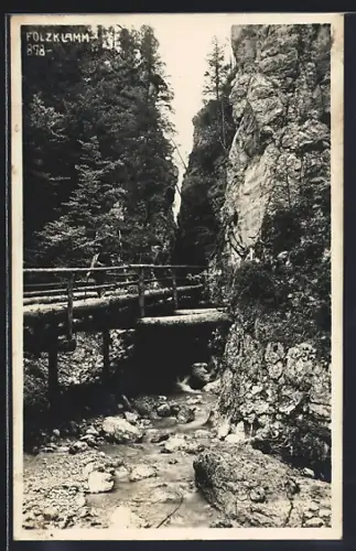 AK Thörl /Stmk., Fölzklamm bei Aflenz, Ortspartie mit Wanderer