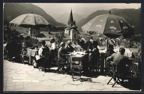 AK Mariazell, Terrassencafe Pingl, Terrasse mit Gästen und Blick auf den Ort