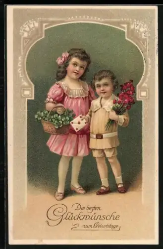 Künstler-AK Zwei Kinder mit Blumenstrauss, Brief und Klee, Die besten Glückwünsche zum Geburtstag