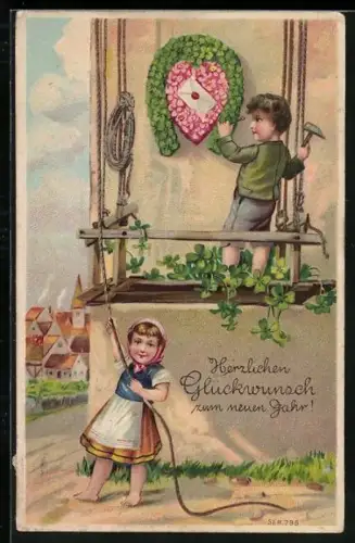 AK Junge nagelt ein aus Blumen und Kleeblättern geformtes Herz mit Hufeisen an die Wand, Neujahr