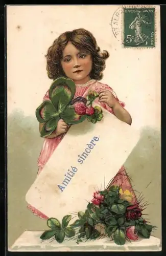 Präge-AK Mädchen mit Klee und einem grossen Brief Amitié sincère