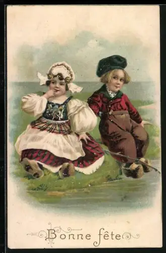 Künstler-AK Zwei niederländische Kinder sitzen am Wasser, Bonne fête