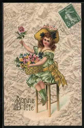 AK Mädchen auf einem Hocker mit einem Korb voller Blumen, Bonne fête