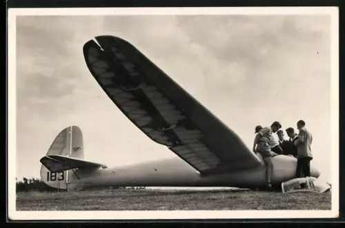 Foto-AK Pilot steigt in das Segelflugzeug ein, Kennung 183