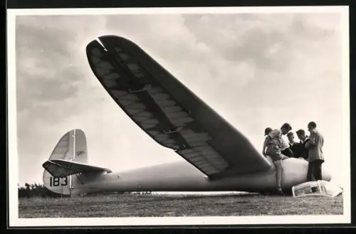 Foto-AK Pilot steigt in das Segelflugzeug ein, Kennung 183