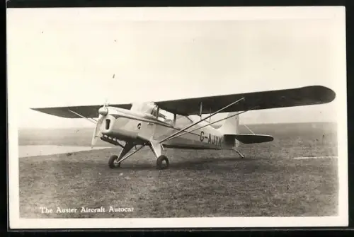 AK Auster Aircraft Autocar auf einer Wiese