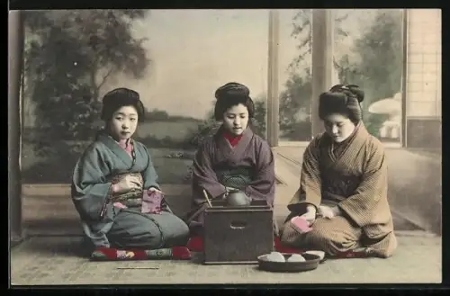 AK Japanerinnen mit Tee, Geishas, Kimono