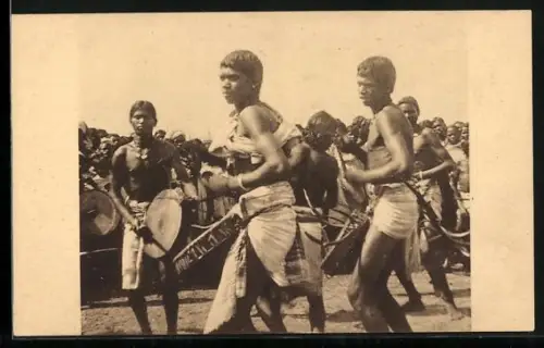 AK Oeraons aan 't dansen, indische Eingeborene beim Tanz