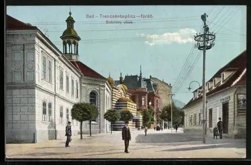AK Trencianske-Teplice, Strassenansicht mit Passanten