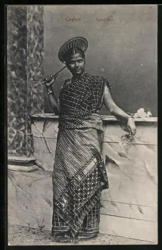 AK Sri Lanka, Ceylon Tamil Girl, Frau mit Fächer vor einer Mauer