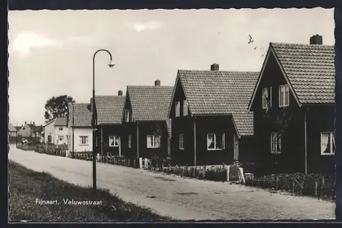 AK Fijnaart, Veluwestraat mit Wohnhäusern