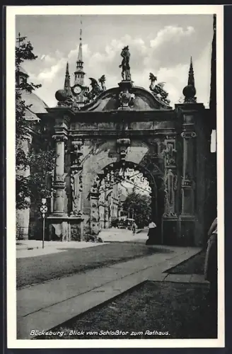 AK Bückeburg, Blick vom Schlosstor zum Rathaus