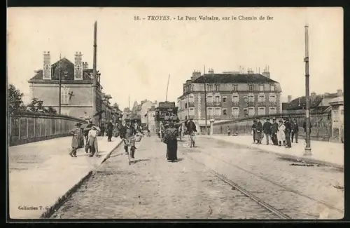AK Troyes, Le Pont Voltaire, sur le Chemin de fer, Strassenbahn