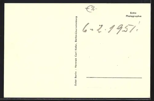 AK Berlin, Grüne Woche 1951, Ausstellungshalle mit Blumenbeet, Innenansicht